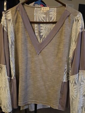 POL Lace-Trim V-Neck Knit Top in Taupe and Cream